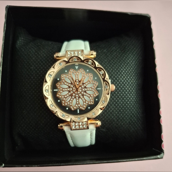 Elegant White and Gold Women's Watch NIB - Picture 1 of 3